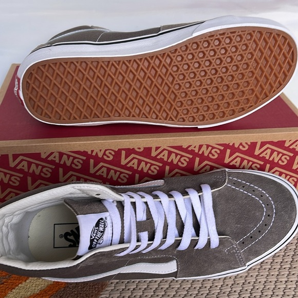 Vans Men’s Sk8-Hi
Color Theory Bungee Cord
VN000CMX9JC US
Sneakers - Picture 3 of 16